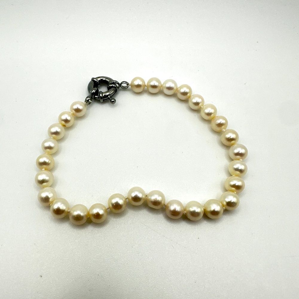 8" freshwater pearl, hand knotted in between with silver tone closed ring clasp!